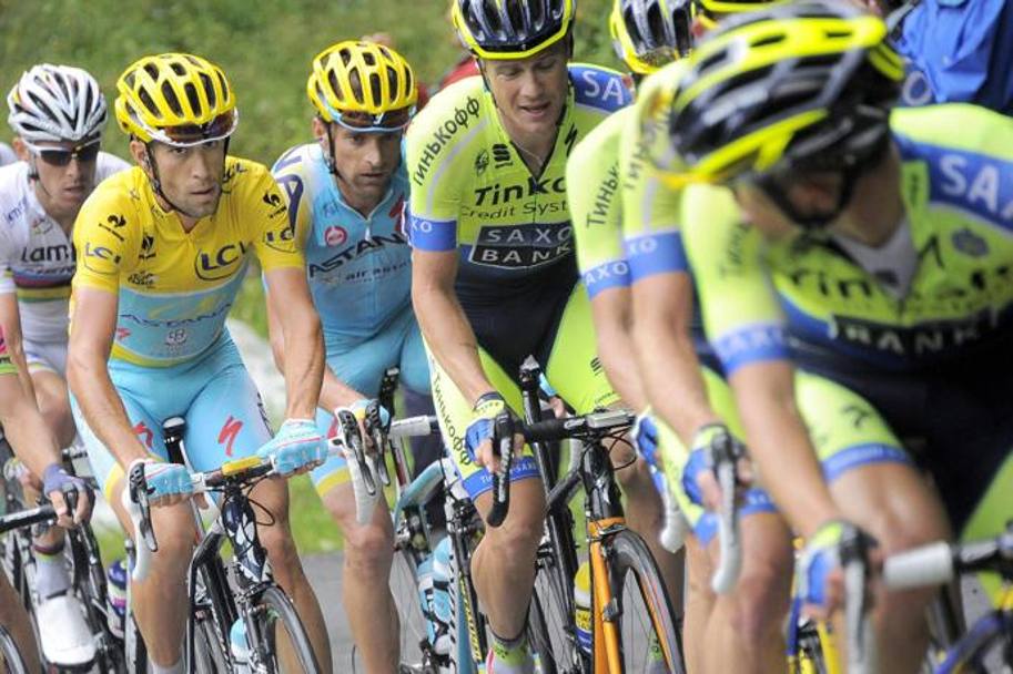 Contador e Nibali si controllano in gruppo. Epa